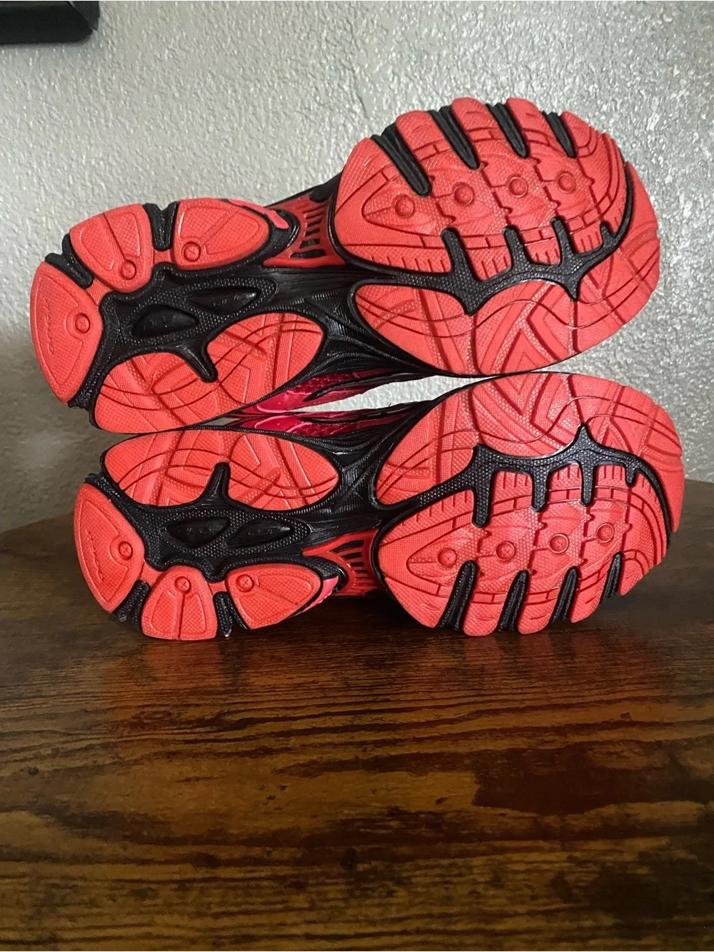 Saucony Omni 9 Running Shoes in Bright Red and Black